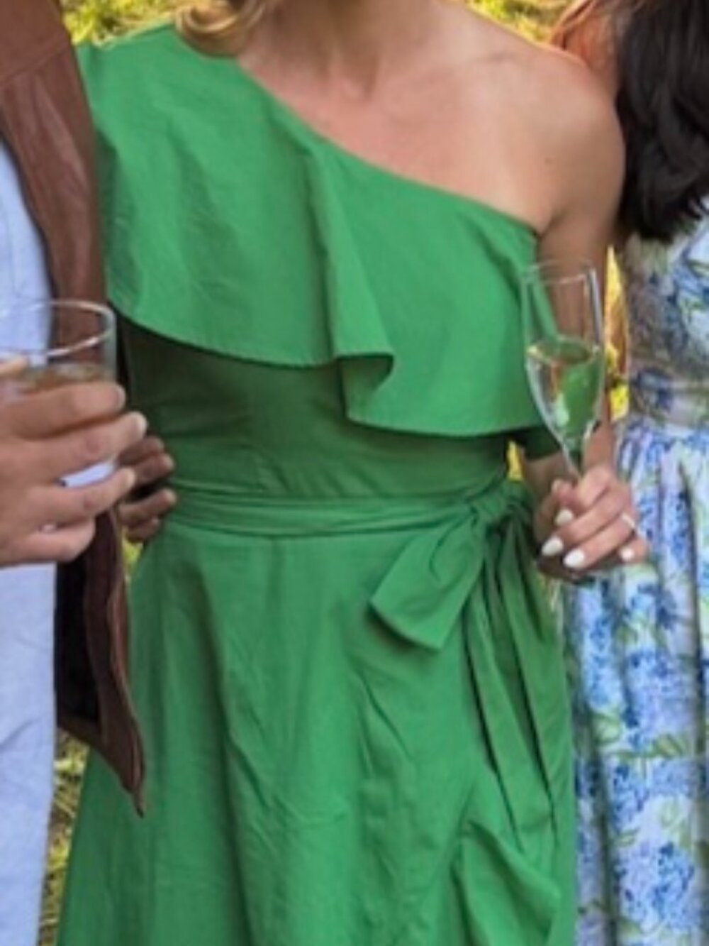 Like New, Green one shoulder Midi Dress, Womens Size small. Fun and flirty - Picture 4 of 7